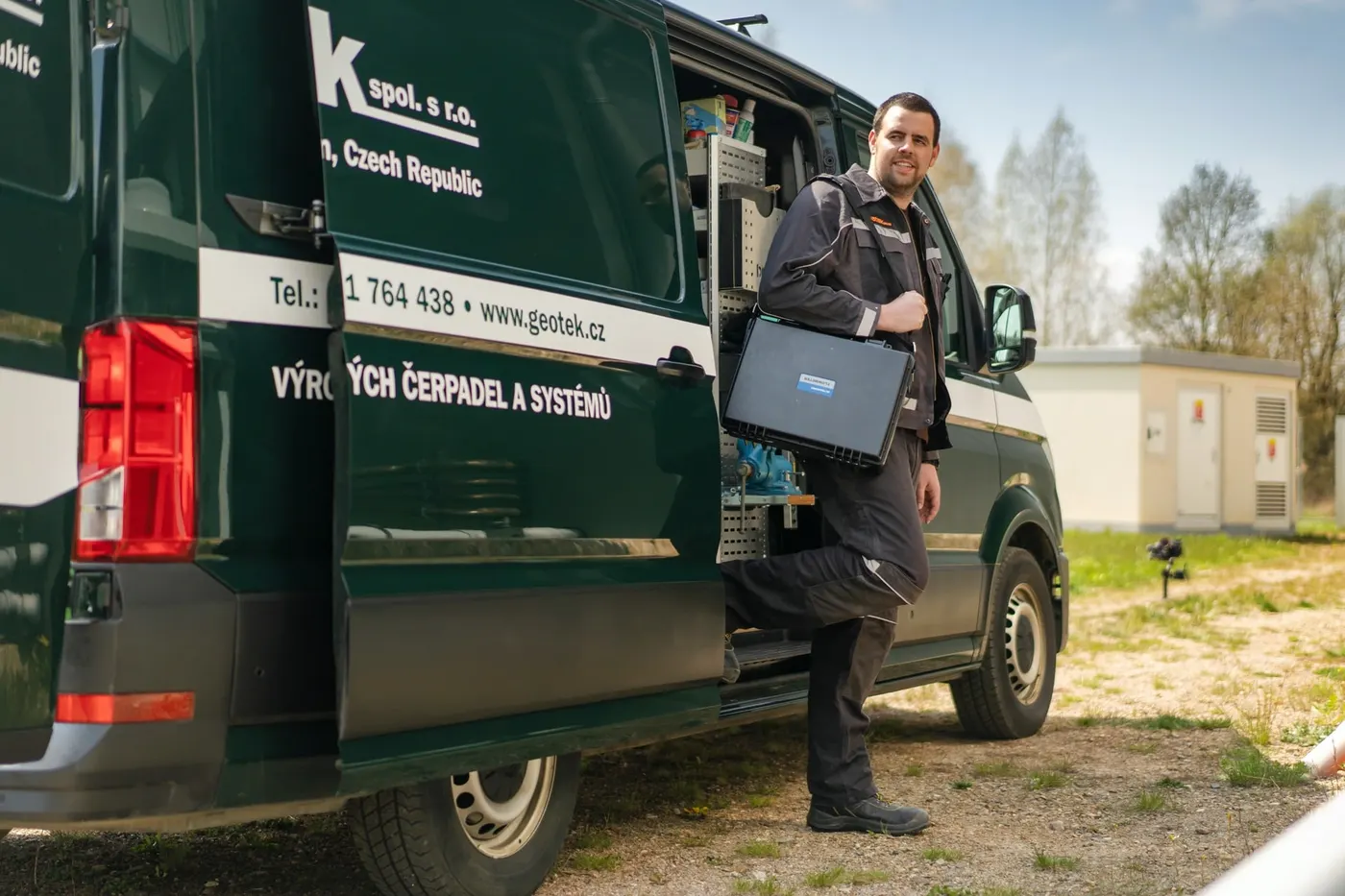Servisní technik GEOTEK u firemní dodávky s kufrem nářadí